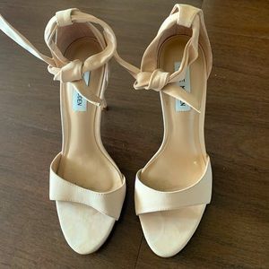 Cream Steve Madden open toe ankle tie sandals,size 8, worn once
